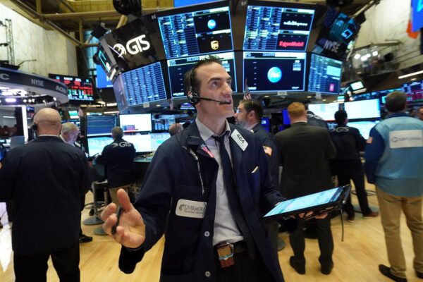Borse, Wall Street chiude in calo. Le trimestrali Usa non sostengono l’Europa. Tonfo del greggio