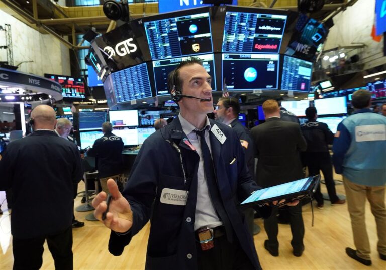 Borse, Wall Street chiude in calo. Le trimestrali Usa non sostengono l’Europa. Tonfo del greggio