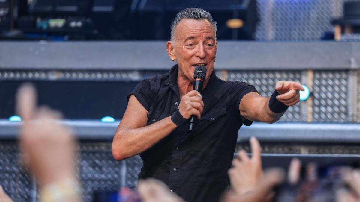 Bruce Springsteen Sets the Record Straight on His Wealth