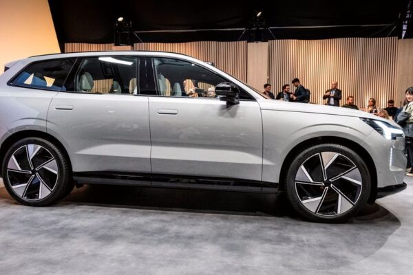Volvo Cars: Previsioni al ribasso per mercato automotive volatile Volvo Cars slashes outlook citing ‘increasingly volatile environment’